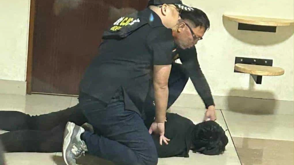 退學生闖崇仁醫專揮刀咆哮　師生急關教室上鎖！校安壓制濺血