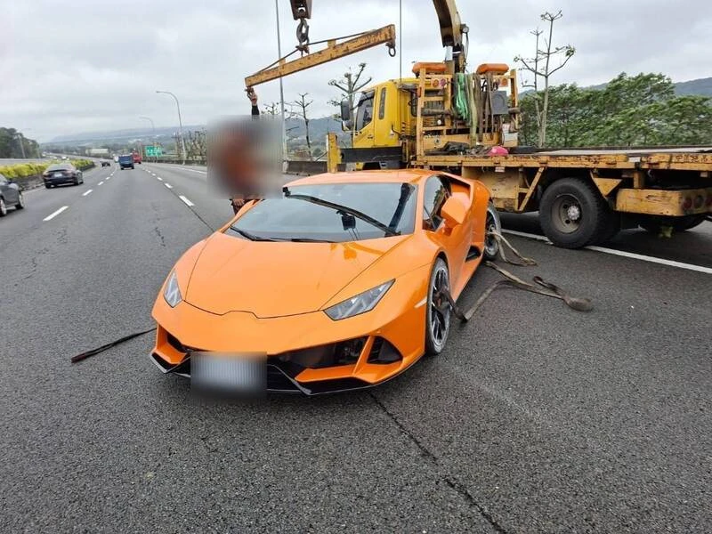 千萬超跑國道驚魂　「橘色小牛」失控撞護欄！後方駕駛嚇壞快閃