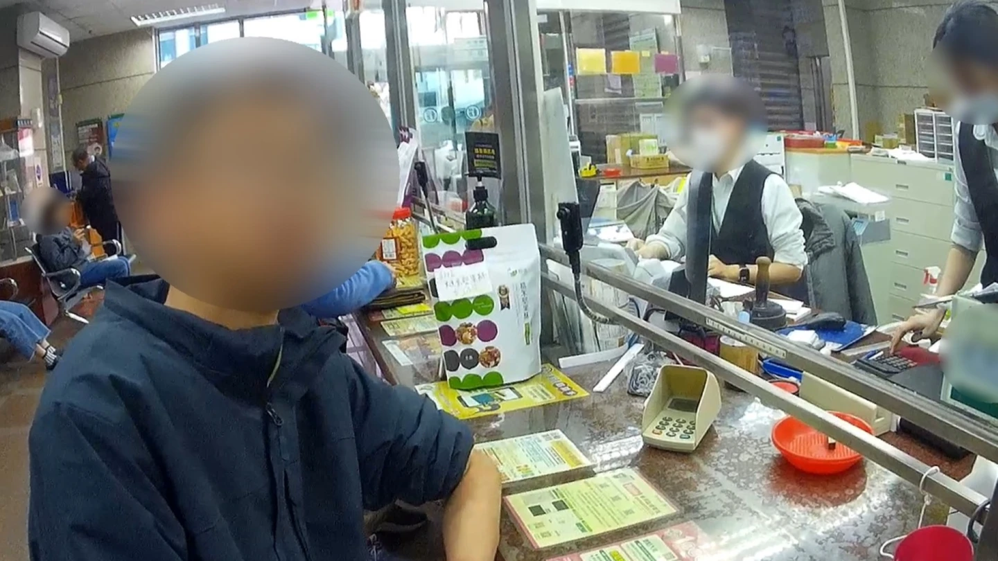有片｜台中男衝郵局急領60萬救「準岳母」！警一路苦勸點醒他　救回畢生積蓄