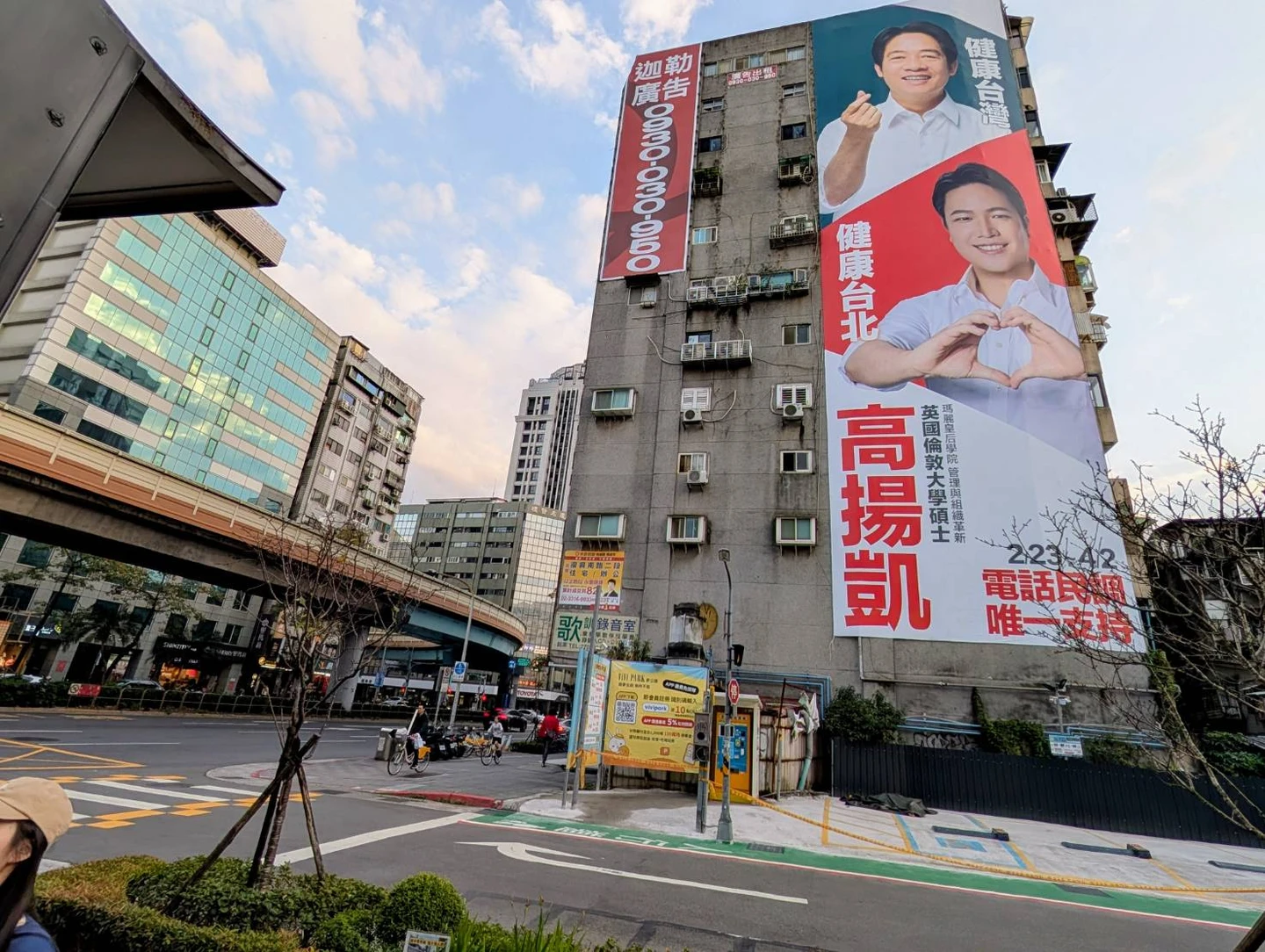 違背大咖條款！高揚凱偷掛合體賴清德布條　初選民調慘墊底