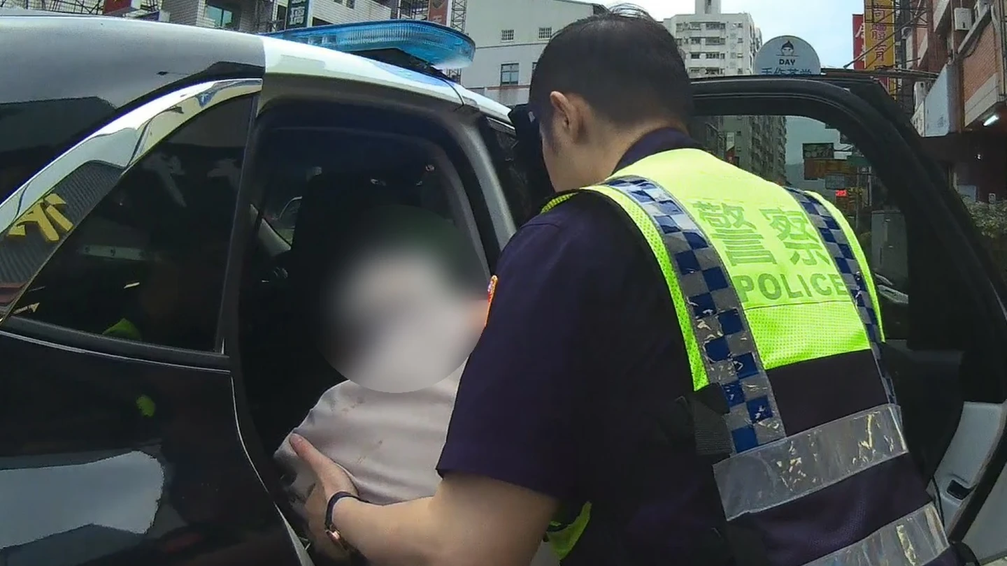 有片｜9旬翁臉包紗布獨坐店內！熱心路人通報走失　真相曝光暖警親送回家