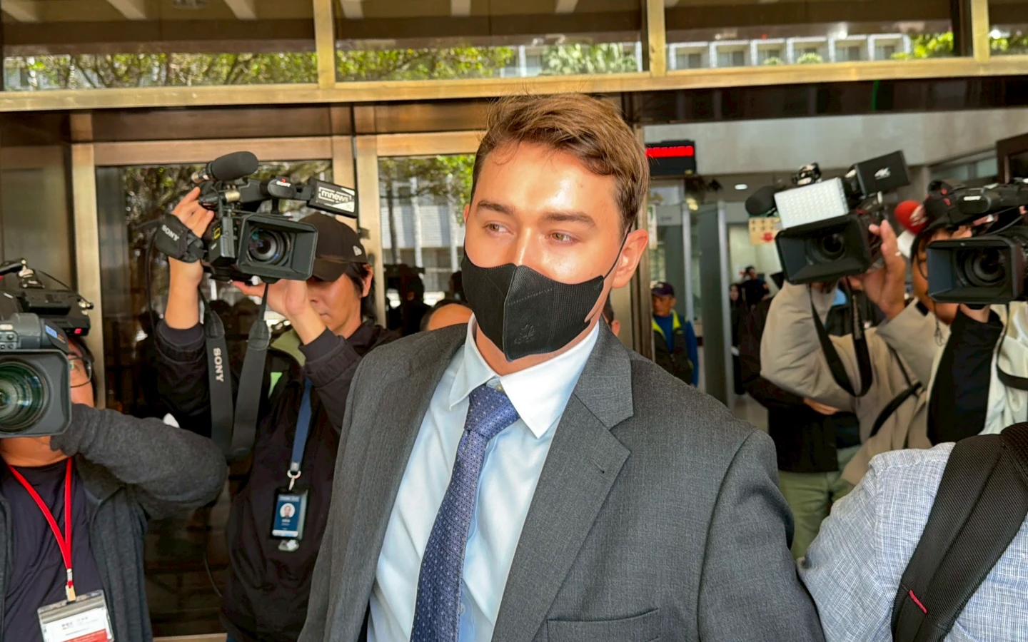 澳洲男來台遭蛇蠍女下老鼠藥險死！恐怖動機曝　跨海出庭爆她控制狂