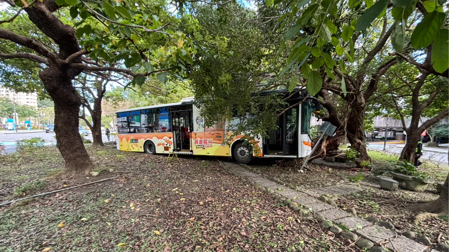 內湖三總公車轉彎撞路樹！10人受傷　司機稱機械故障