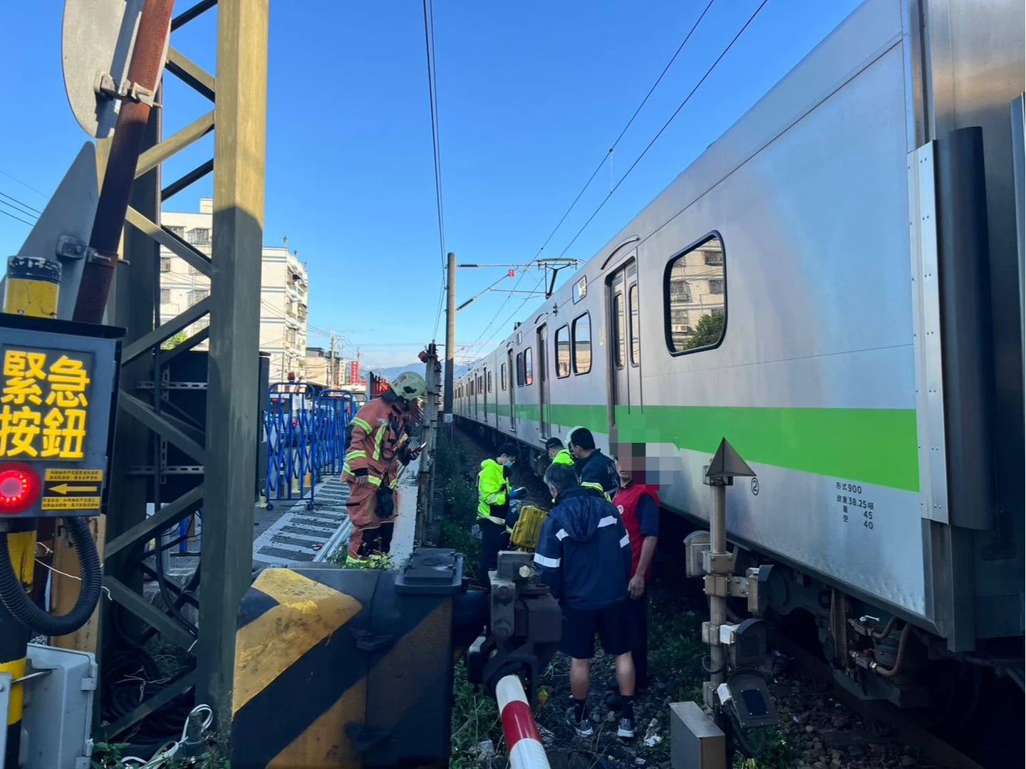 柵欄已放下！8旬翁騎車闖平交道　遭台鐵區間車撞擊亡