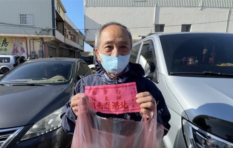 白沙屯進香「頭香哥」為亡弟排隊5天　拿到「第1號臂章」哽咽：替他完成心願