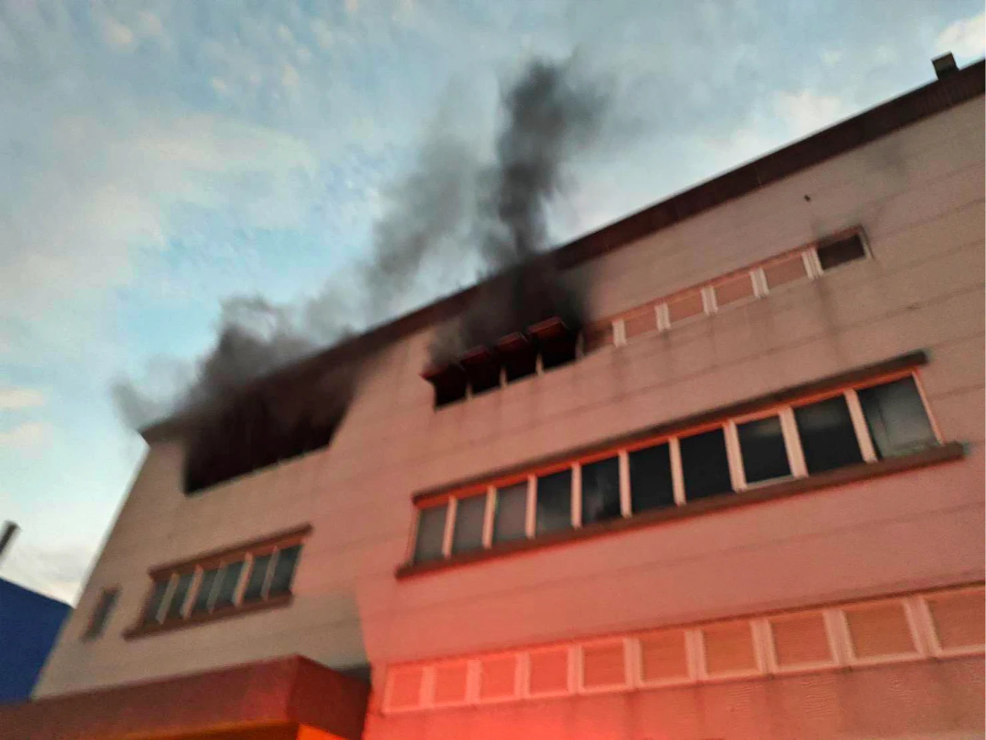 黑煙片｜台南靶材龍頭工廠大火5員工驚逃！囤大量氯化銨驚傳爆裂聲 　4區快關窗