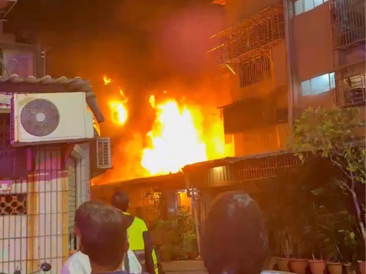高雄驚傳公寓大火！1樓起火竄燒　警消急救6人、3女送醫