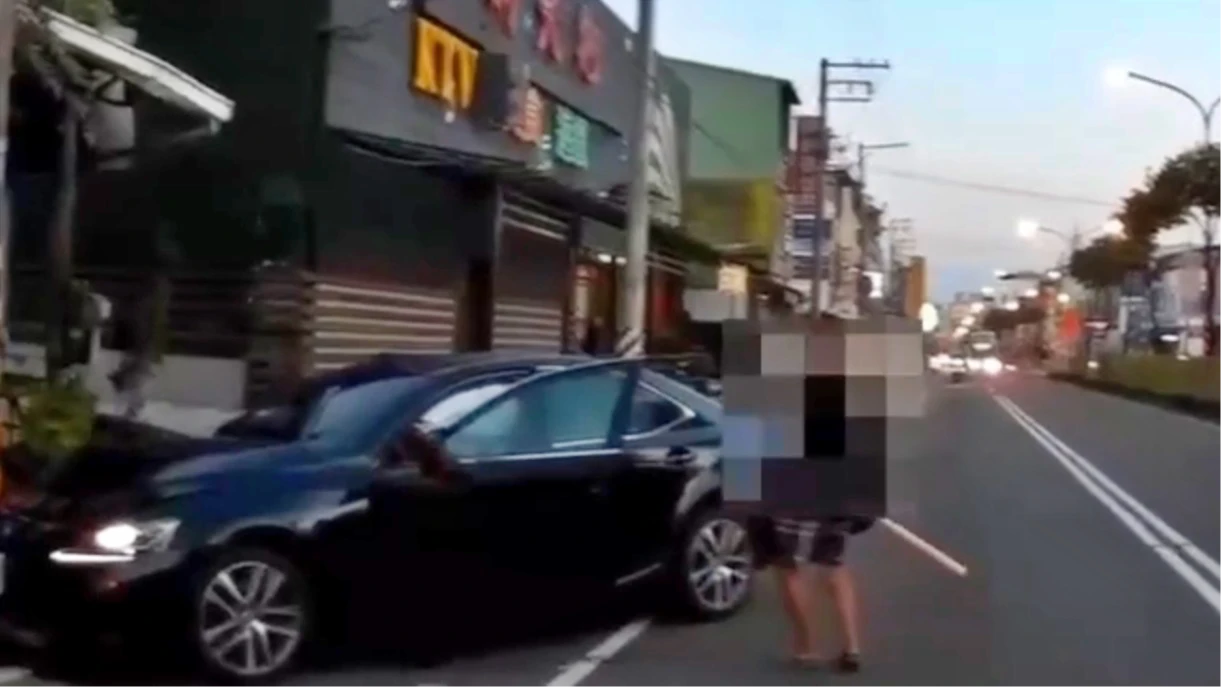 詭！男自撞電桿竟拿球棒砸愛車還亮刀　原因曝光遭警壓制逮人