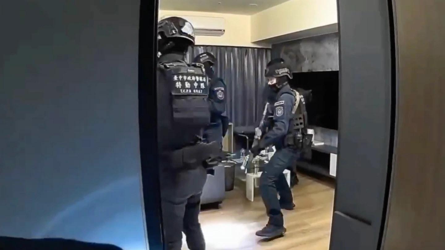 爆破片｜通緝犯躲房內拒投降！特勤丟震撼彈破門攻堅　連槍帶毒落網