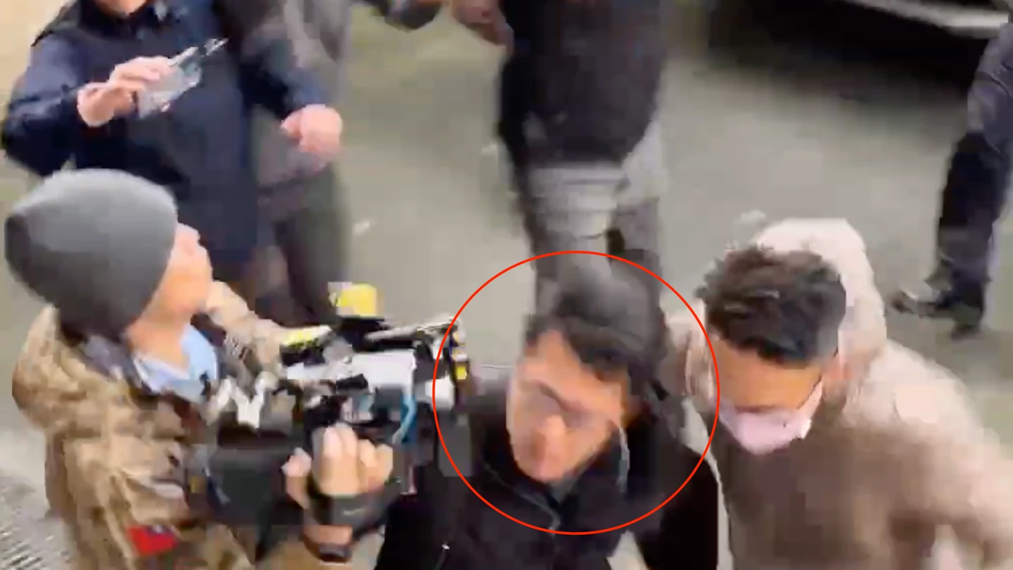 有片｜保二警調包真槍移送爆衝突　新北刑大撞記者！警方道歉了