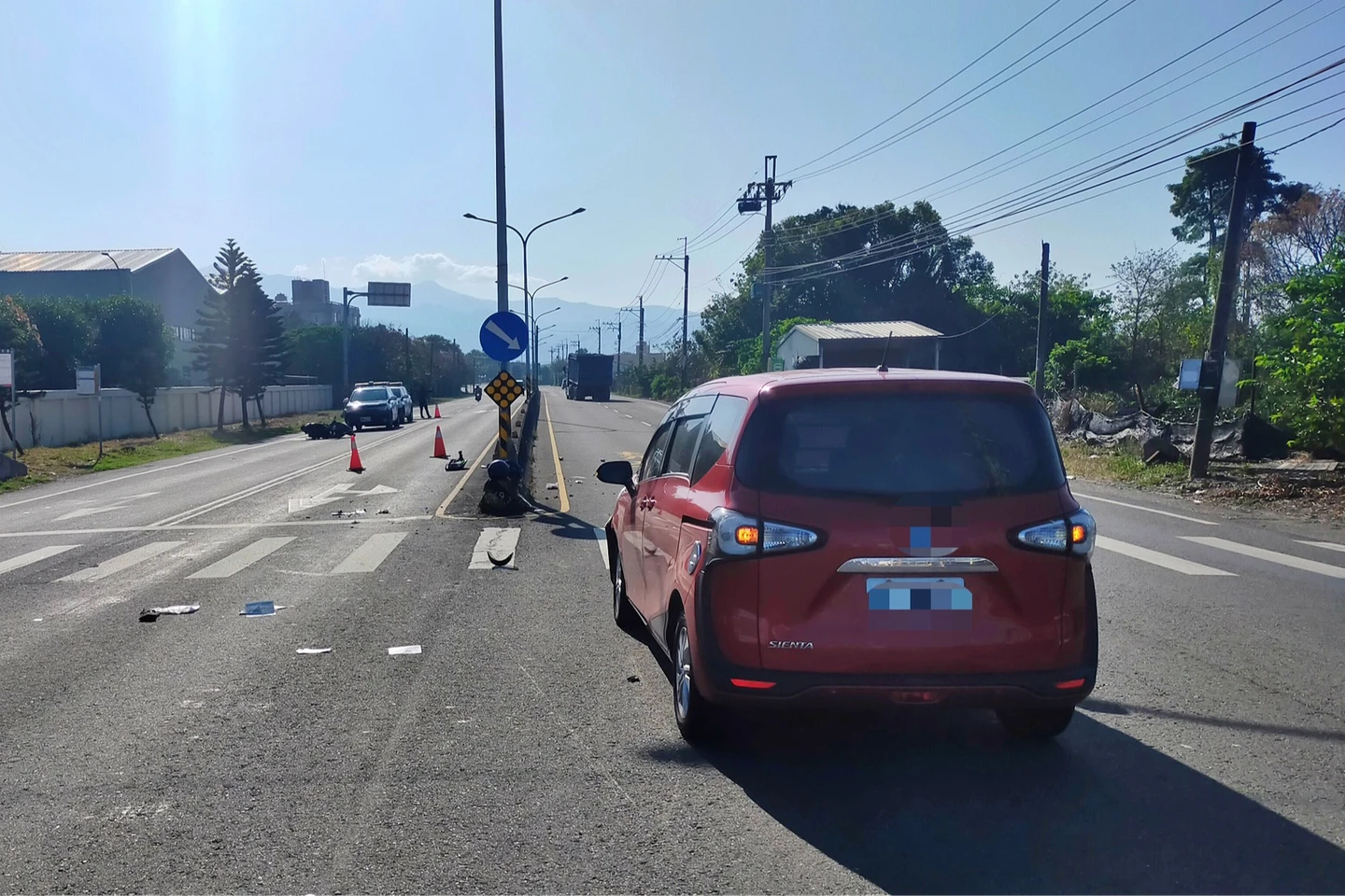 貪快片｜闖紅燈肇禍！屏東女開車猛撞機車　騎士騰空重摔手骨折