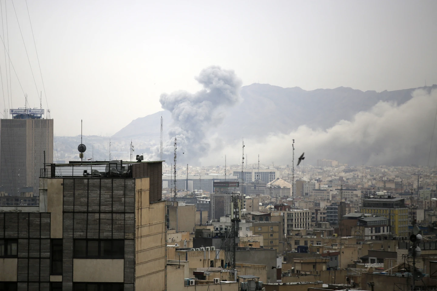 以色列對德黑蘭發布撤離令　空襲伊朗聖城日遊行、民眾迅速撤離