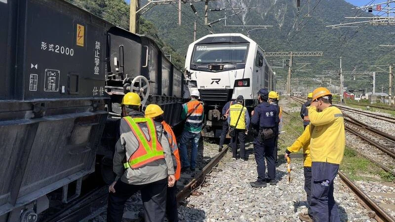 又是自己人出包！花蓮和仁站R200型調車擦撞釀出軌　台鐵：號誌員打錯路線