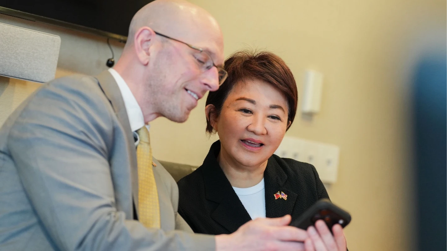 飛20多小時不喊累！盧秀燕訪美首站直奔姊妹市　獲贈專屬「市鑰」　