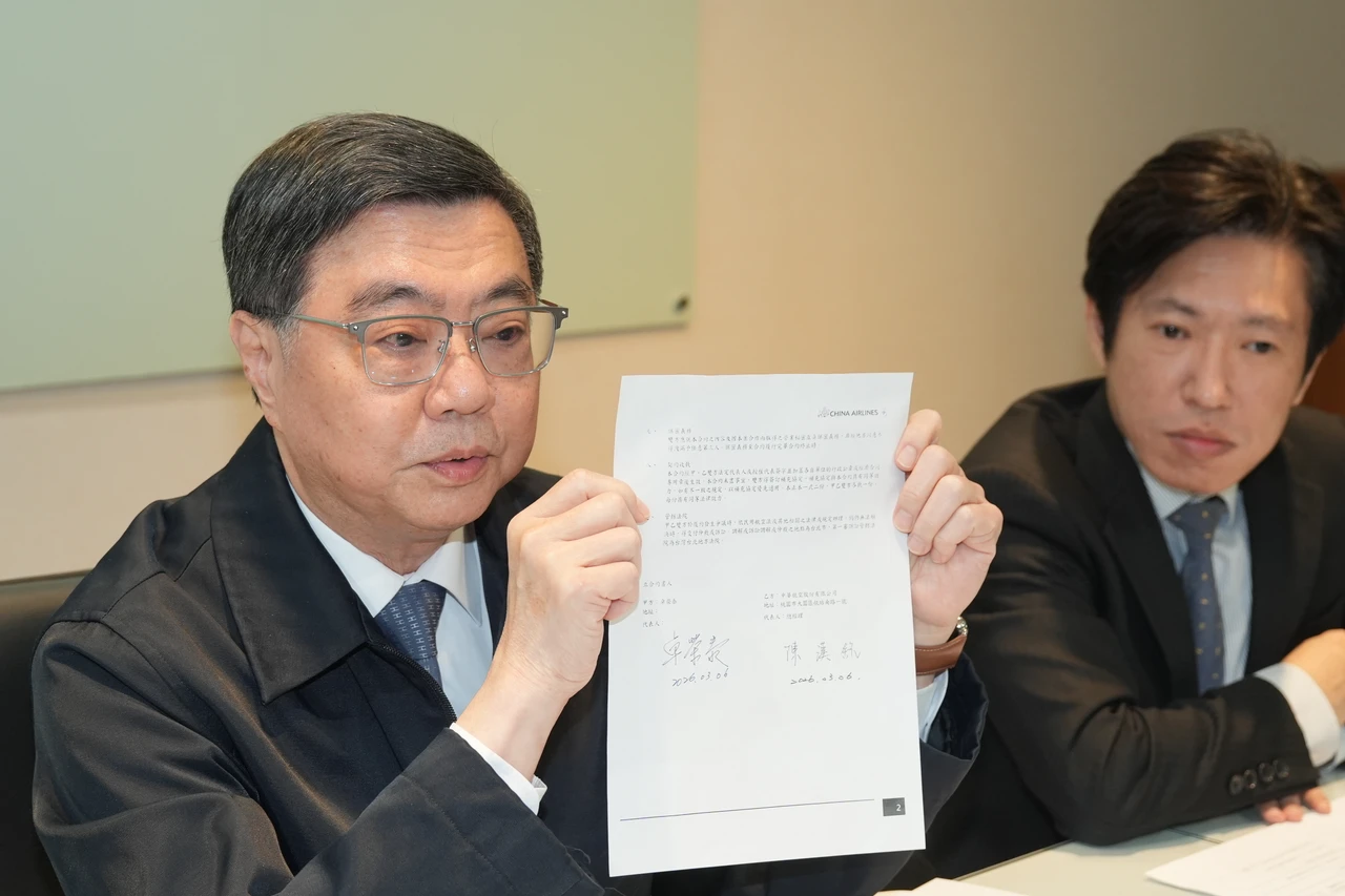 卓榮泰回擊了！秀包機赴日所有單據　疑藍委扯公務行程動機