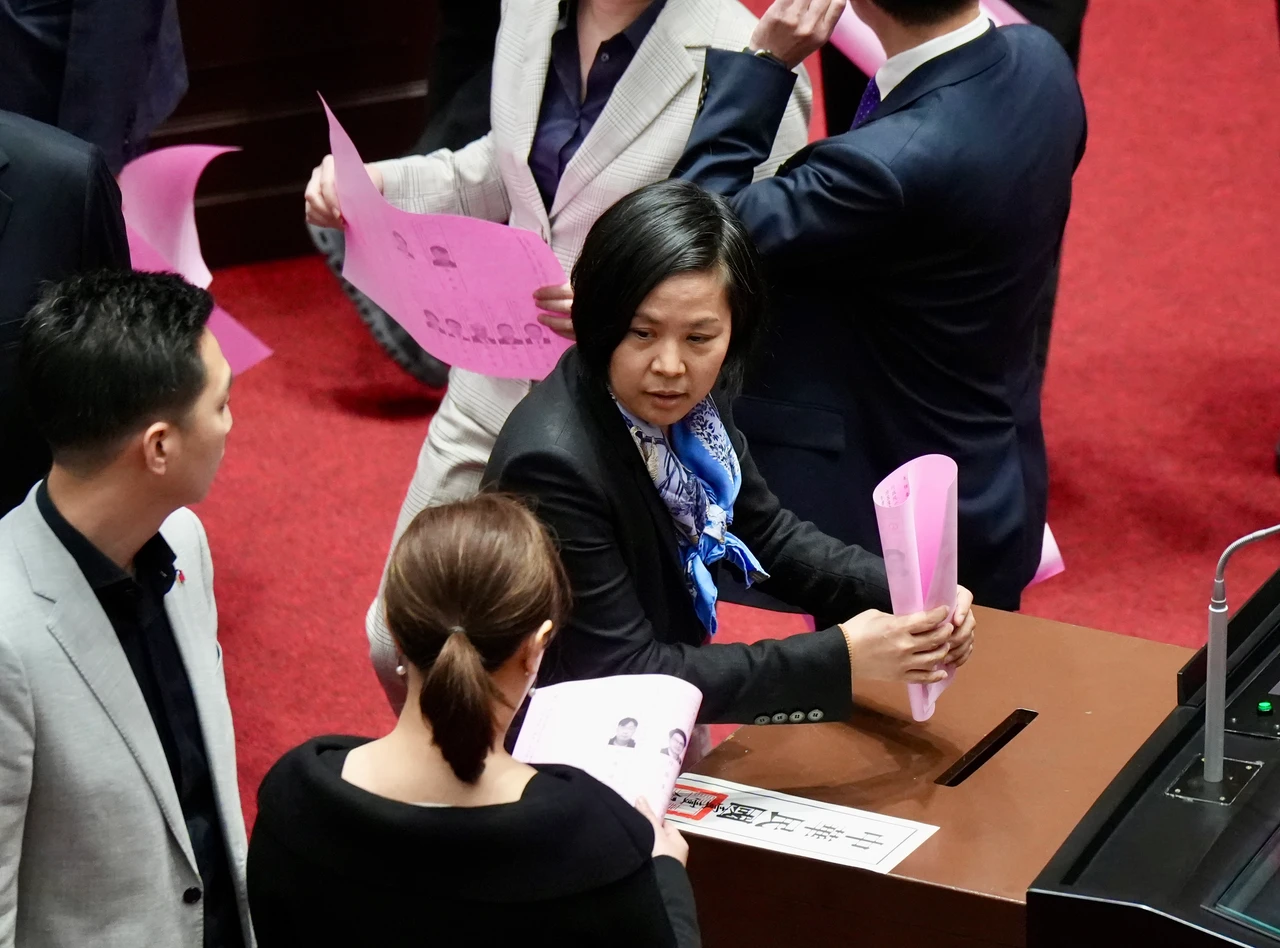 李貞秀首質詢變「空氣秀」　內政部長劉世芳不上台備詢！民眾黨強烈抗議