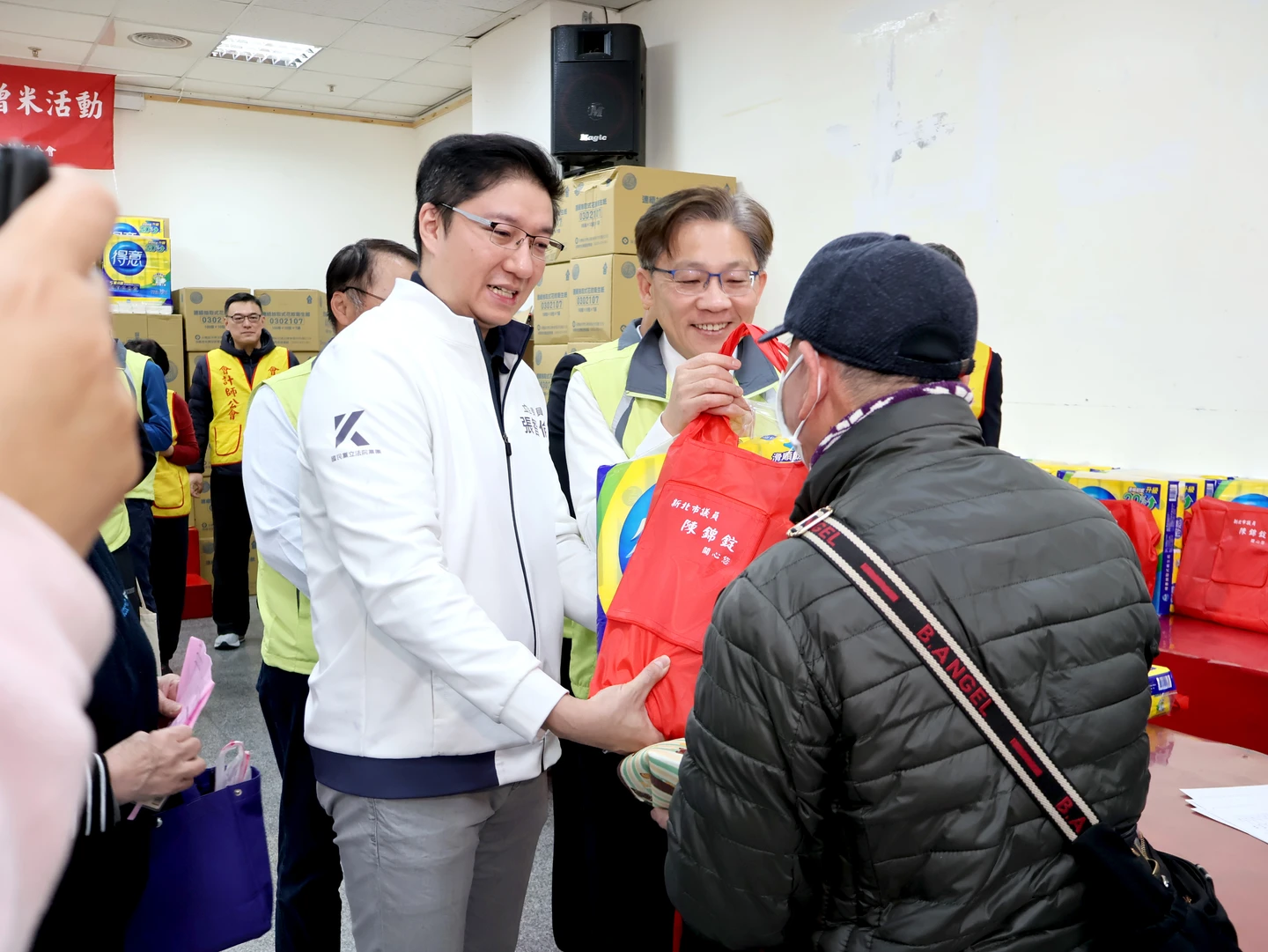 張智倫白色情人節非凡　送4500份米油、衛生紙取代鮮花