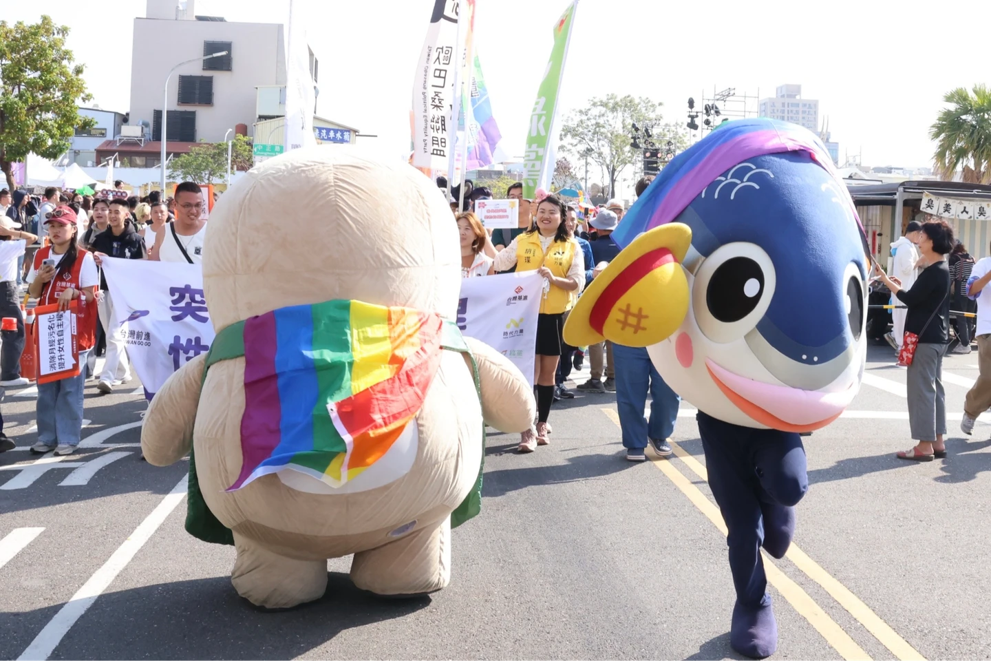 萬人挺平權！南市府20處機關首度懸掛彩虹旗　魚頭君、菜奇鴨變裝遊行
