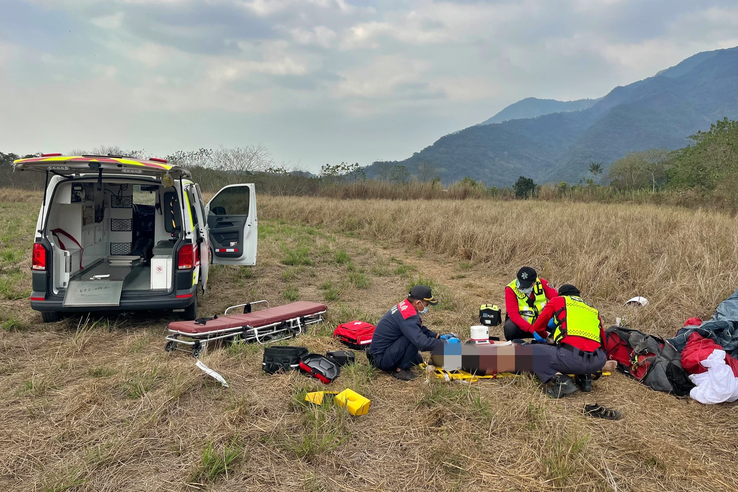 屏東飛行場意外！53歲男玩滑翔傘失控　「10米高空」重摔亡