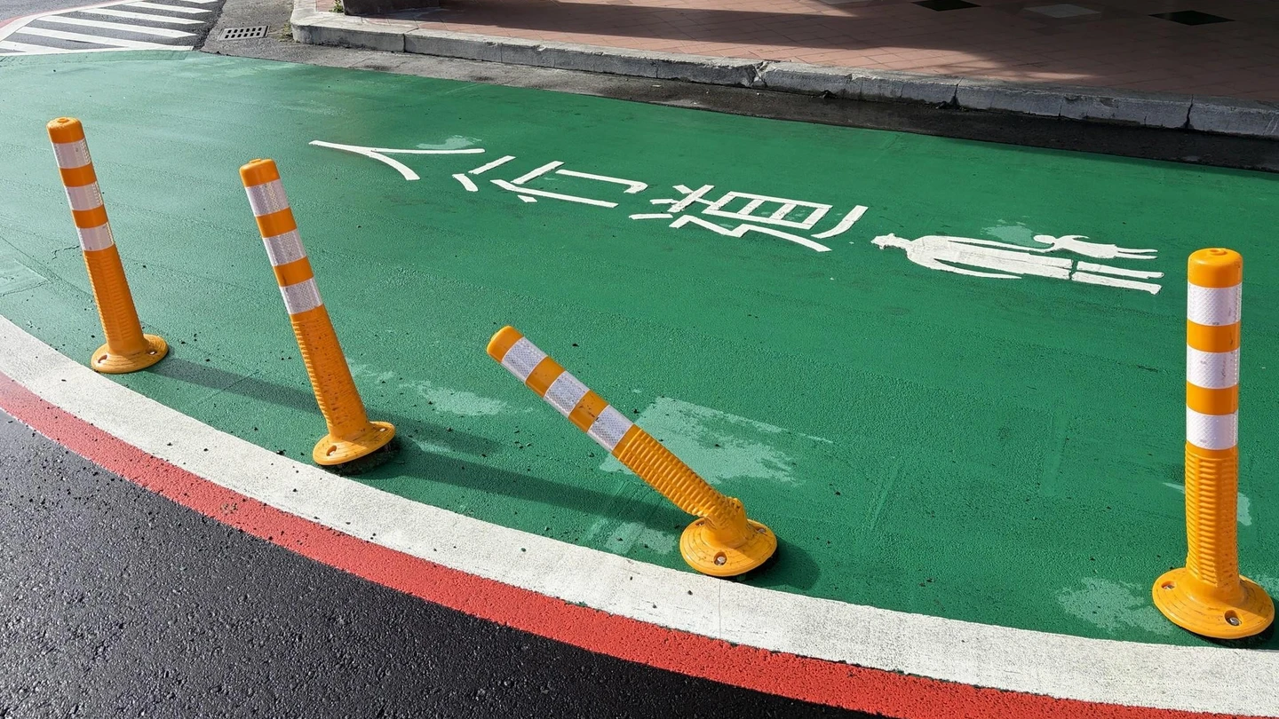 有片｜街頭奇景！路口導桿「集體敬禮」　警調監視器揪出真相