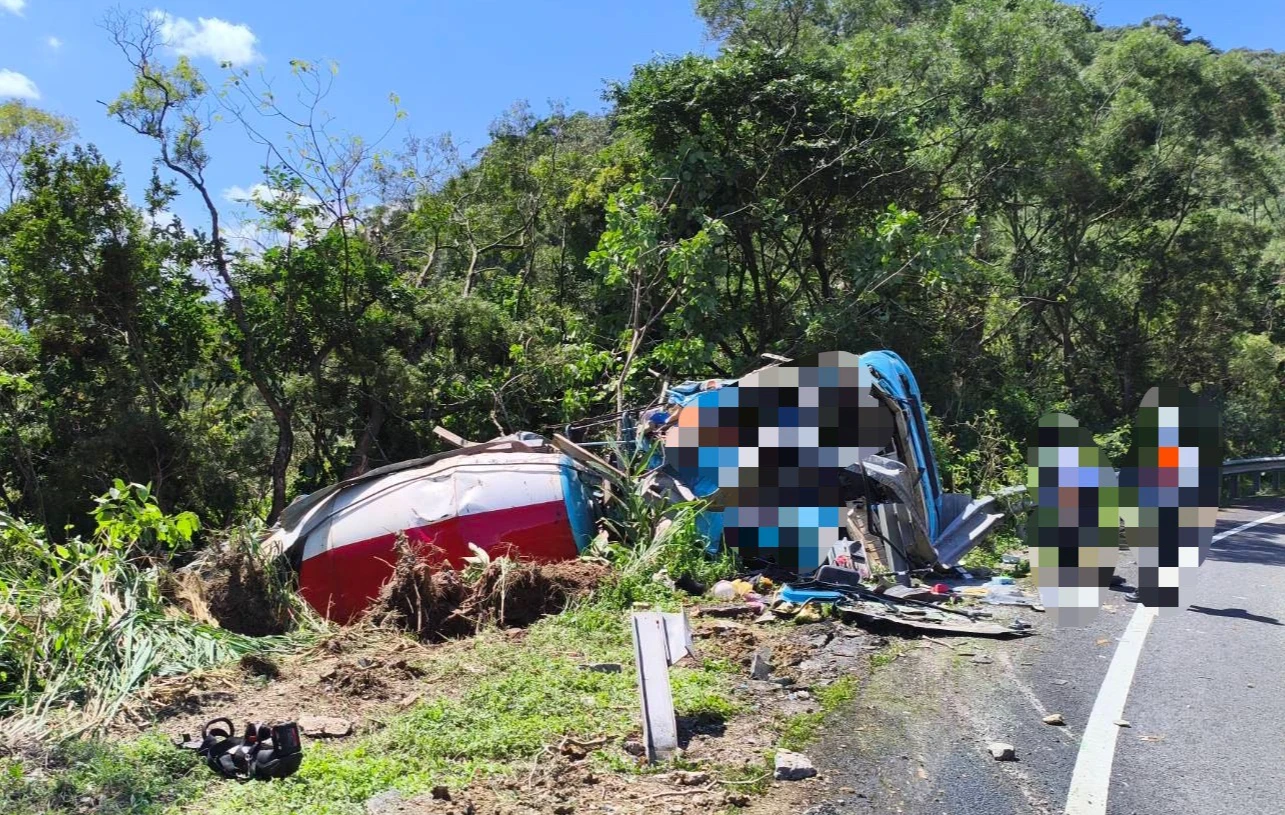 國三甲重大車禍！水泥車翻落邊坡　車頭全毀駕駛亡