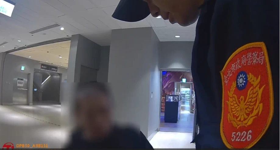 男子北車機捷通道燒紙！打火機交站長人逃離　警1小時逮人送辦