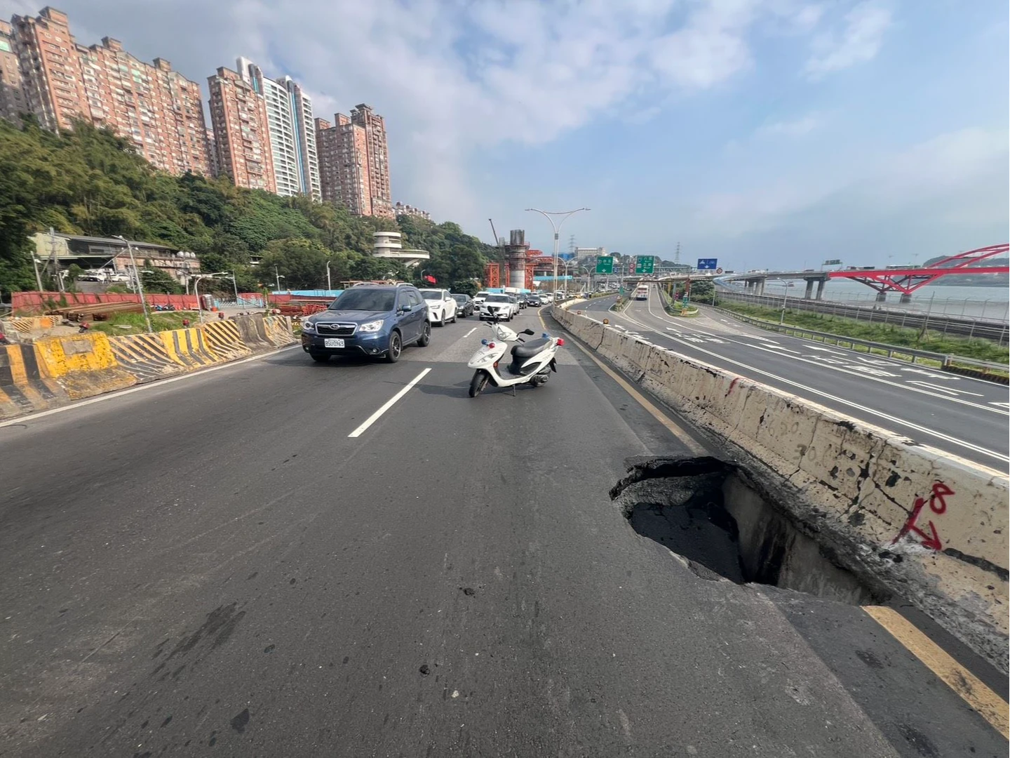 淡水路面塌陷！驚見兩米寬坑洞　5警交管工程單位急搶修