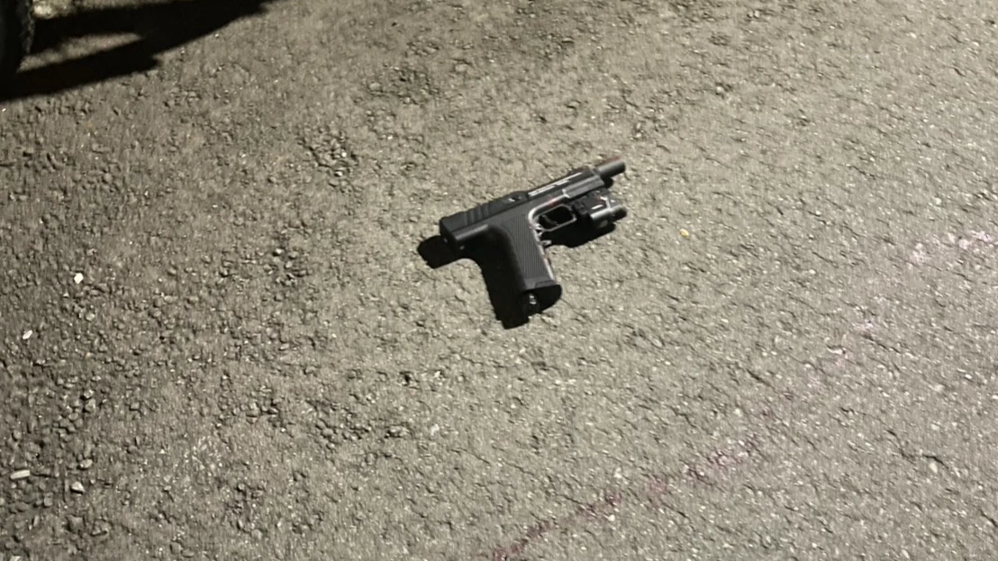 北市街頭濺血！不滿女友移情別戀　20歲男帶槍談判遭砍傷送醫