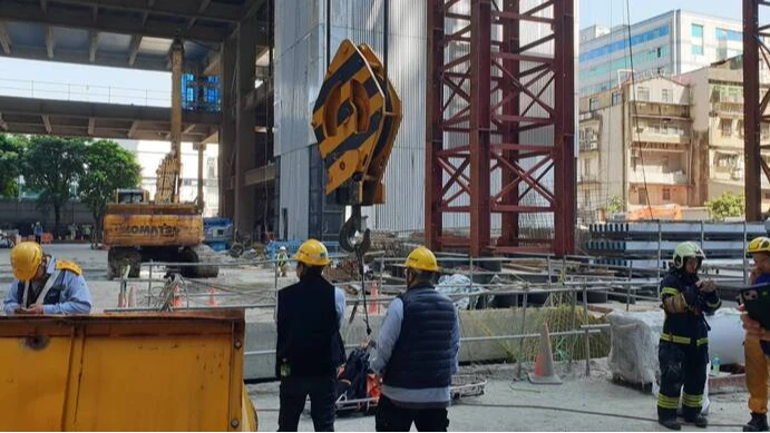 南港工地「吊籠鋼索斷裂」！6旬工人19樓急墜B5喪命　勞檢處啟動調查