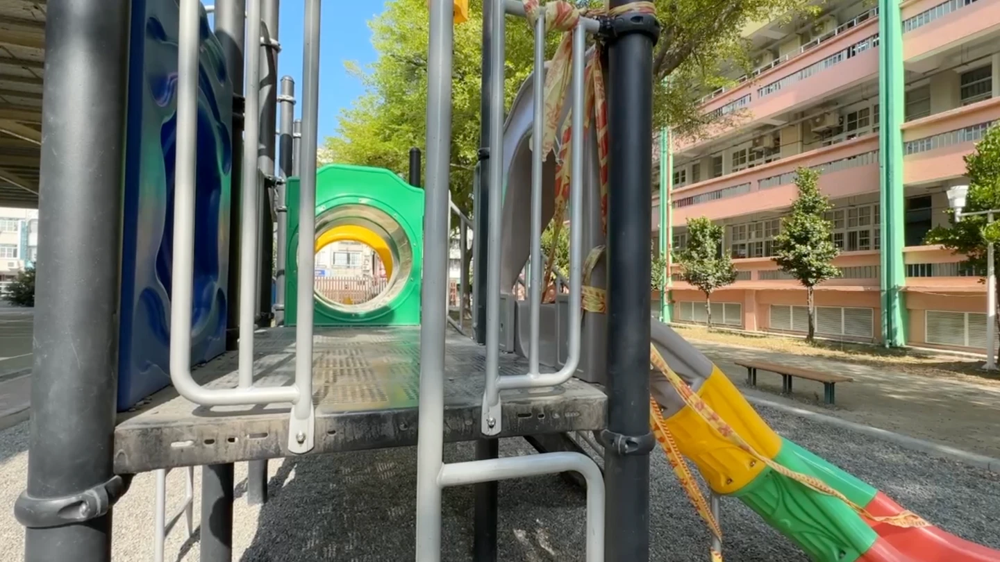 有片｜小三兒抱怨遭小六童欺負！父抓狂闖校園掐脖狂飆三字經　目擊者嚇壞