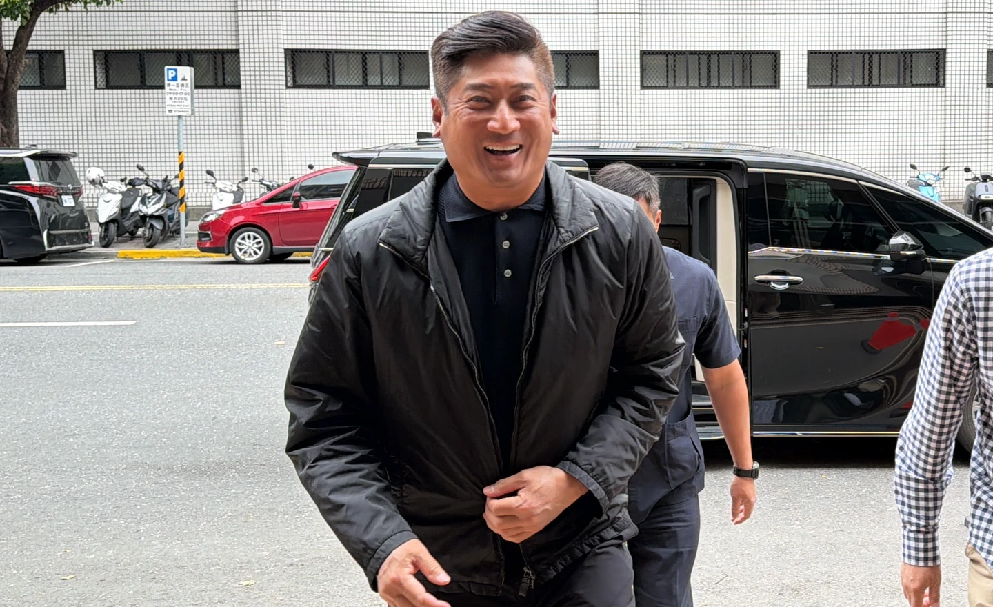 辜仲諒紅火案出庭笑了！被問「中華隊贏韓國爽不爽」　比了這動作