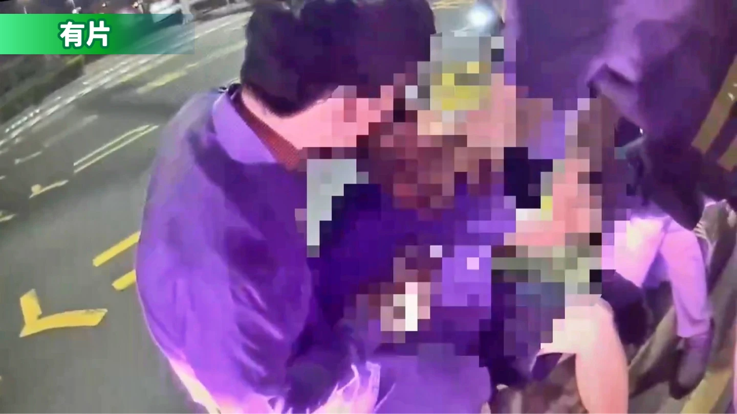 有片｜保時捷開一半睡死！無照男酒駕驚醒竟衝撞警車　下場超慘