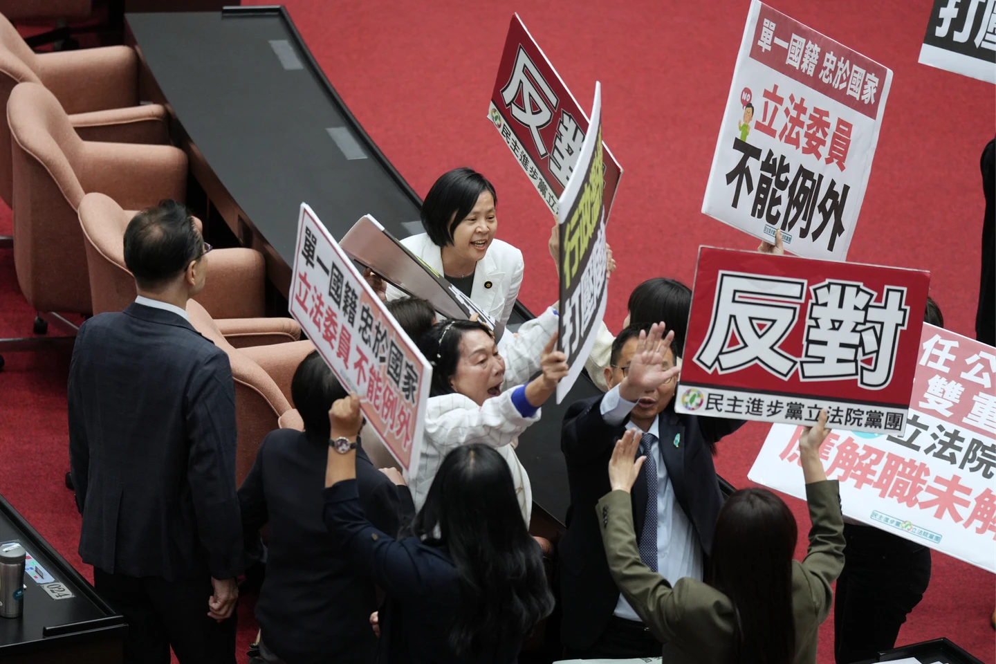 白黨團提案譴責召委李柏毅「讓李貞秀對空氣質詢」　朝野立委槓上！議場混亂