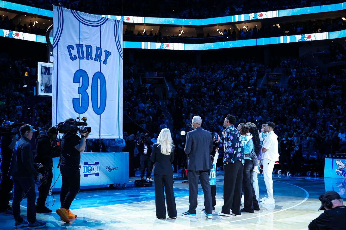 NBA｜戴爾淚眼見證30號球衣高掛空中　柯瑞：恭喜你，爸爸