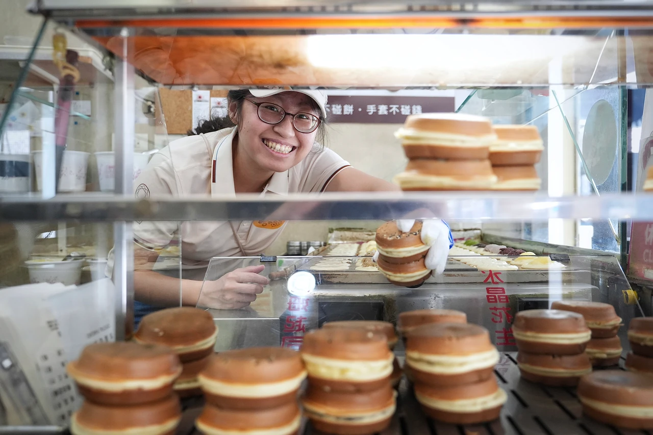 專訪｜破產的爸靠妻「同心」賣車輪餅　女兒脫白袍接班！懂了媽睡客廳那幾年