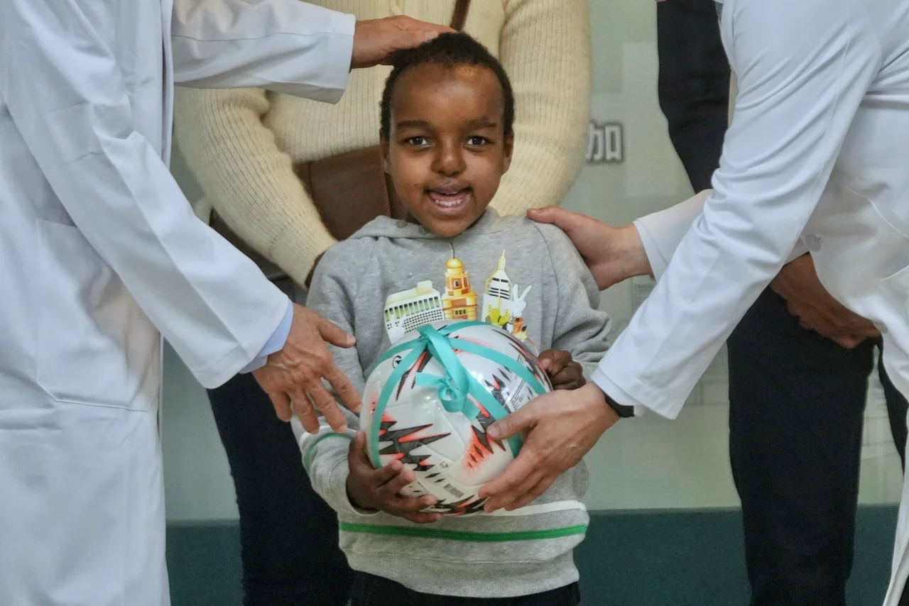 本周感動一瞬間｜6歲童懷足球夢「飛越半個地球」獲新生／傳藝文昌祭首度水路迎神