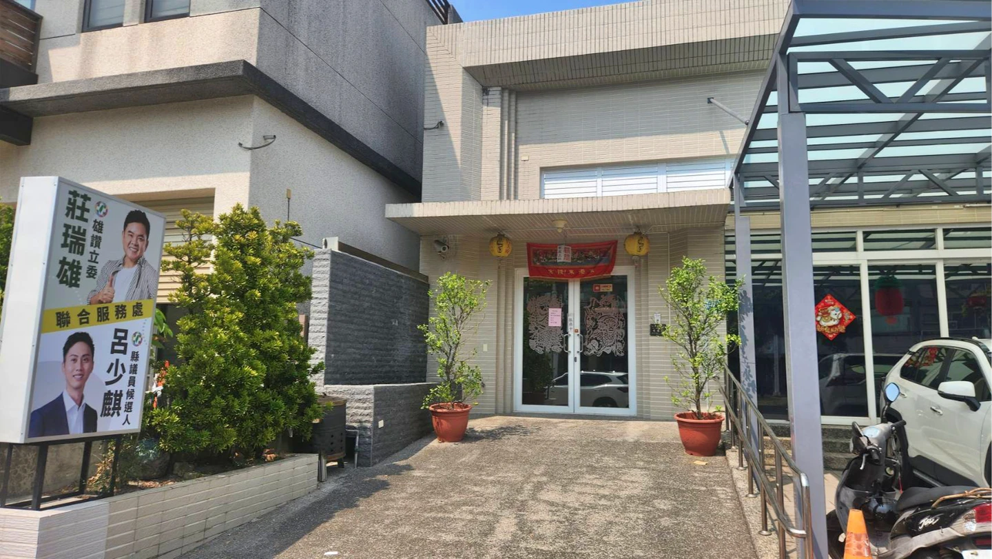 怪男破門闖莊瑞雄服務處行竊！鬼扯「王爺派來的」　活逮過程曝光