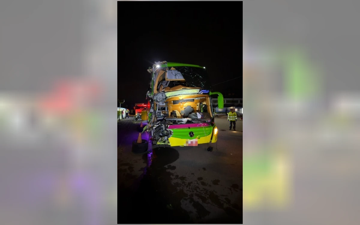 遊覽車撞路邊大貨車釀21傷　61歲駕駛疑精神恍惚！一周工時狀況曝