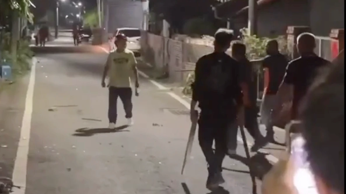 有片｜亂入「頭牙」！醉男持刀攻擊釀3傷逃竄　警搜山畫面曝光