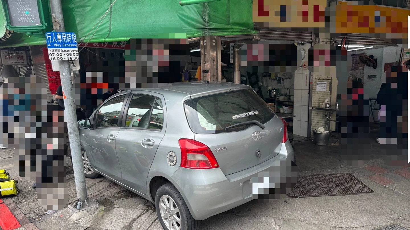 有片｜40年易家鯊魚麵遭撞！老闆一度受困　眾人合力抬車救人