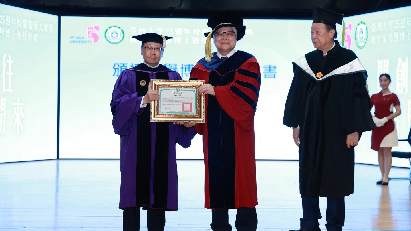 亞洲大學創校25周年！台積電總裁魏哲家獲頒名譽博士　一句話點出未來人才關鍵