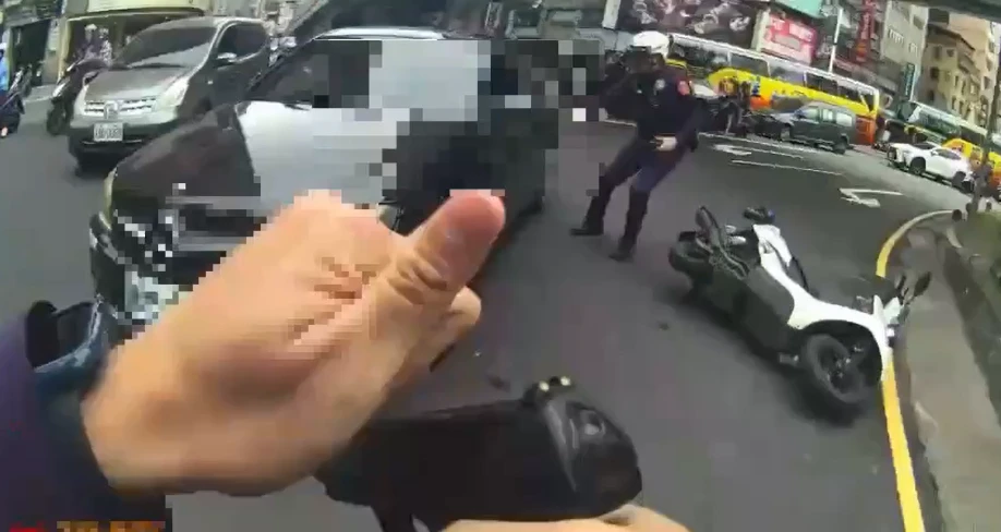 開槍片｜三重男攜喪屍煙彈拒檢逃逸　警轟兩槍凌晨投案