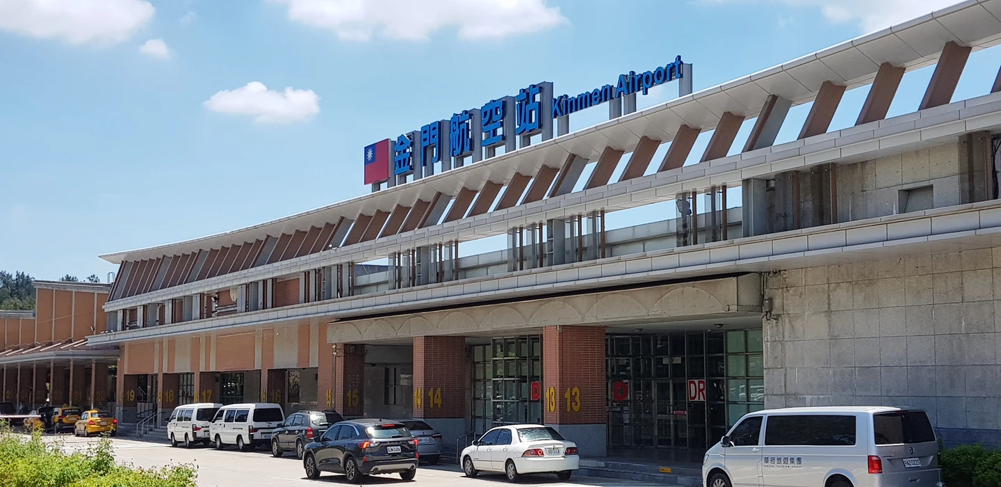 空姐勸不聽！7旬男擅自換位拒下機　航警強制帶離