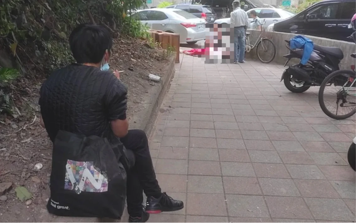 竹科富少討錢遭拒狠殺女師！犯後冷血抽菸獲判免死　夫悲捧遺照聽判