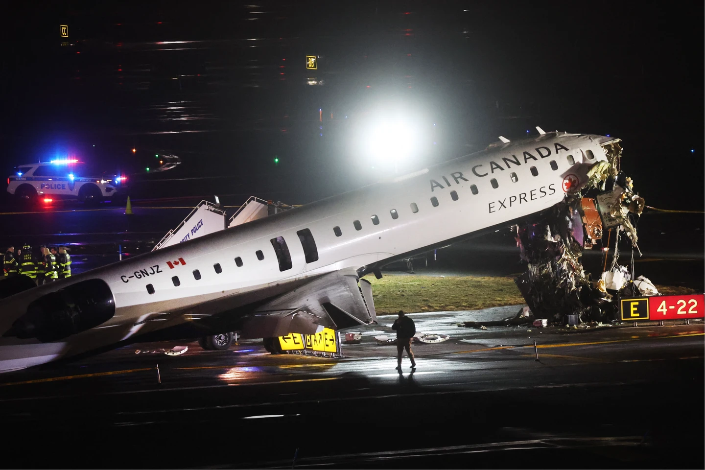 紐約拉瓜迪亞機場飛機撞跑道上消防車　正副機師死亡數十人受傷