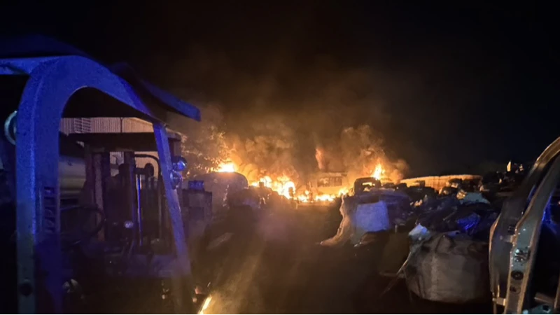 台南廢五金場大火烈焰沖天！廠房全面燃燒　傳員工來不及逃生死未卜