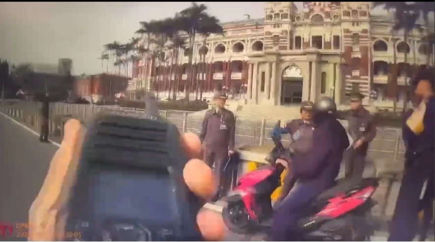 32歲男騎車激動吼叫欲闖總統府！　憲兵急攔截畫面曝光