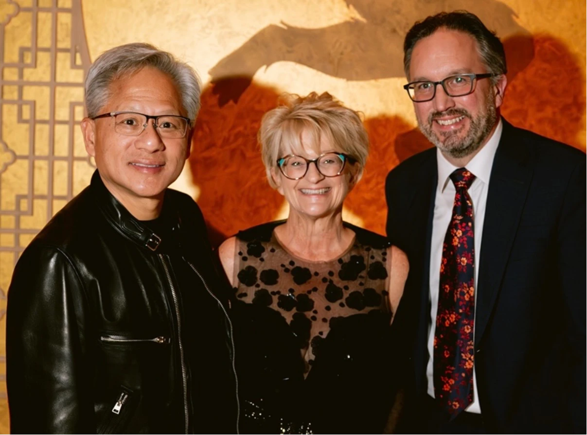 美媒爆黃仁勳香檳宴AI權貴齊看歌劇！打趣「有錢就這樣」　與蘇姿丰撞場較勁