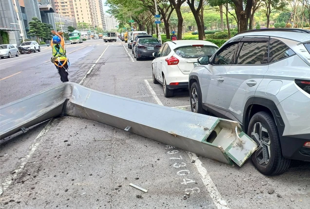 鋼筋自47樓飛砸2車！1工人遭壓不治　高雄富邦開發案「市府勒令停工」