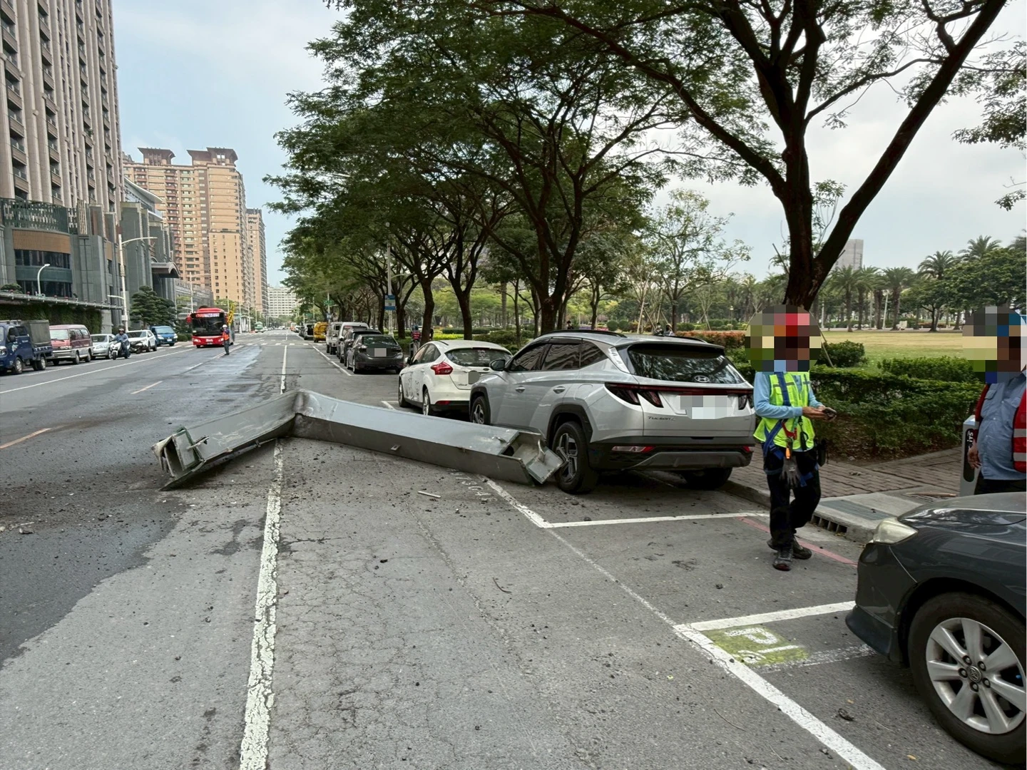 高雄建案工安意外！鋼筋自47樓飛砸2車　1工人遭壓不治